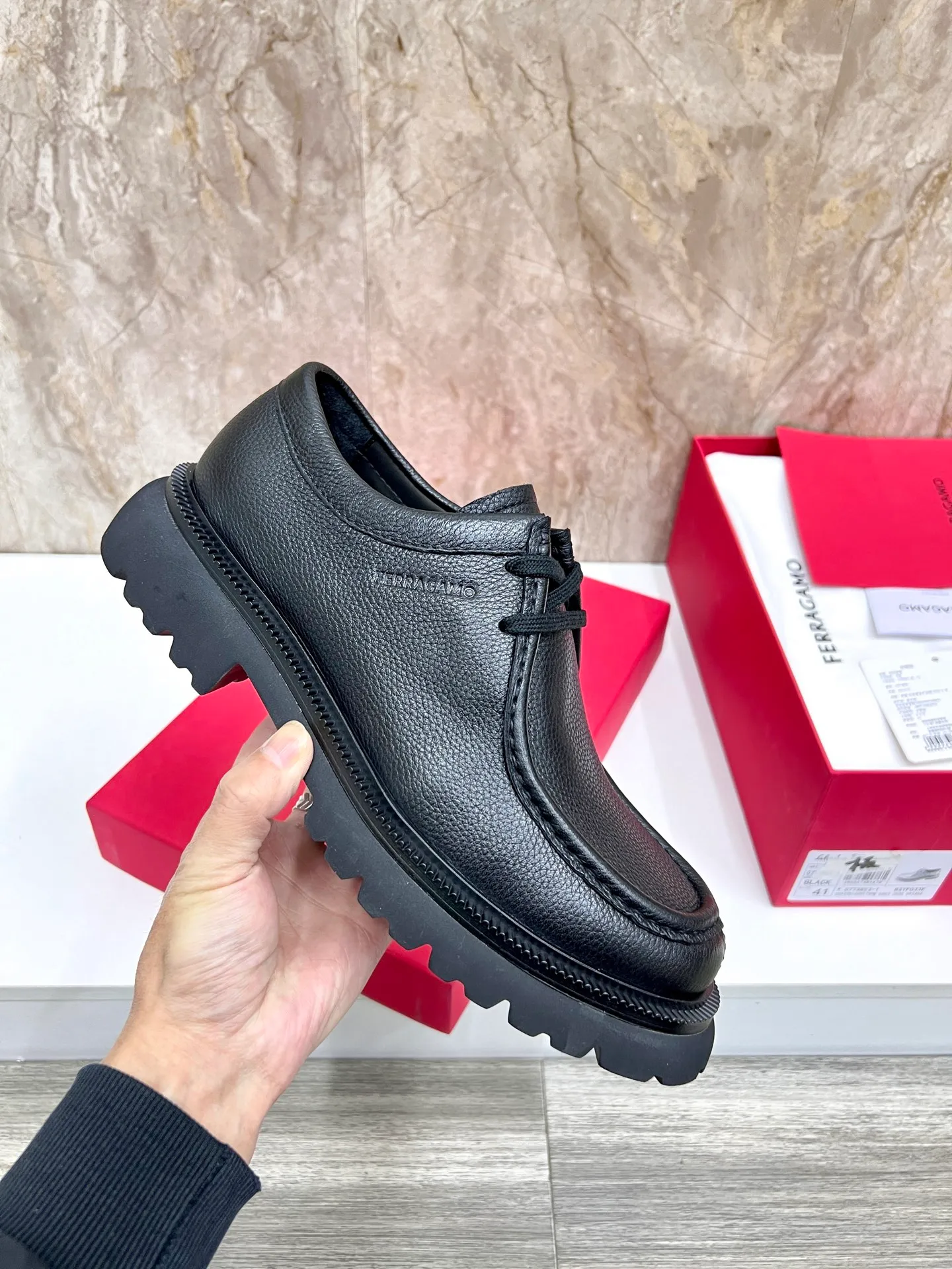 Original quality P780 Brand: Ferragamo Standard code: Men's code 39.40.41.42.43.44 Grade: Same style as the official website High-quality men's shoes Material: Customized first-layer calfskin with water-dyed cowhide lining Cowhide tiptoe Original non-slip and wear-resistant rubber outsole Style category: Men's formal business leather shoes are young and fashionable European and American trends British style Casual matching Comfortable feet Color: actual picture